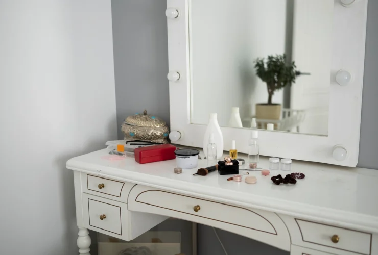 Aynalı Takı Dolapları Model ve Tasarımları 4 high angle messy makeup table