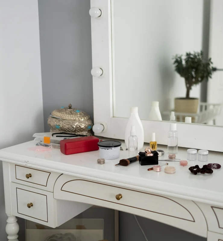 yatak odaları i̇çin dekoratif aynalı takı dolapları 1 high angle messy makeup table