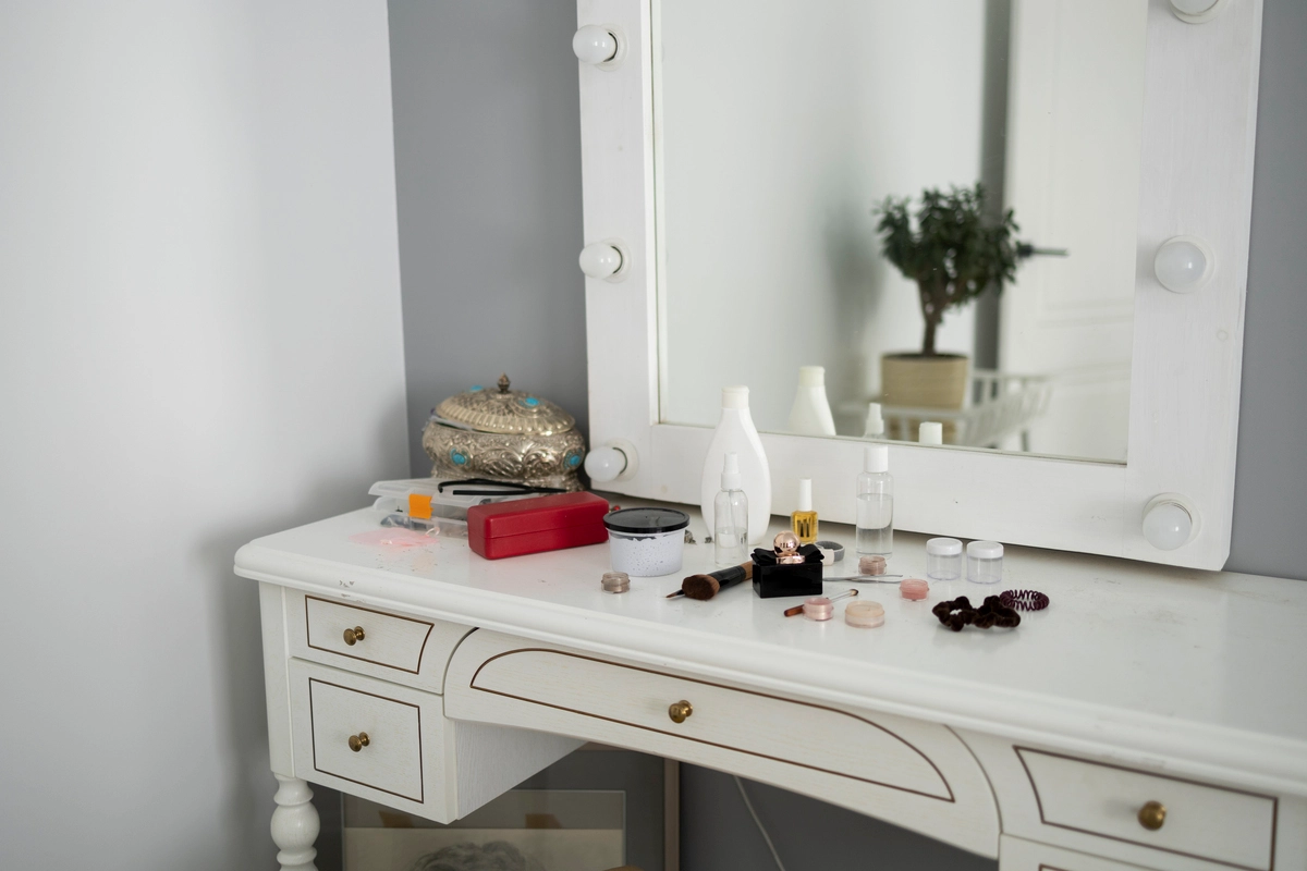 Aynalı Takı Dolapları Model ve Tasarımları 1 high angle messy makeup table