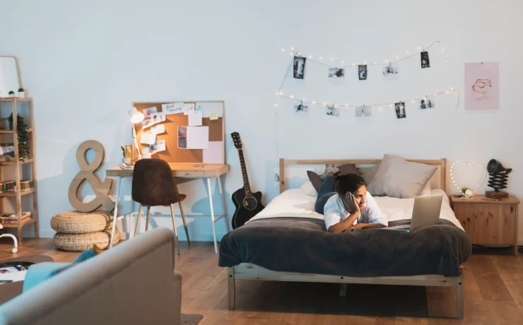 Genç Odası Dekorasyon Trendleri 2025 15 woman staying bed looking laptop scaled